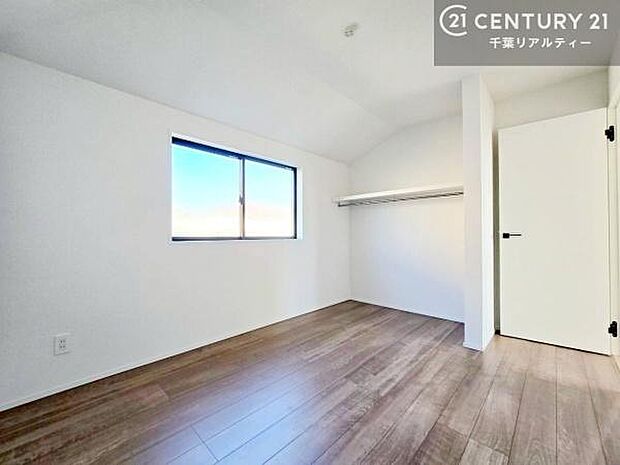 掃き出し窓がないお部屋は、お子様のお部屋としても安心です!収納スペースも充実しているので散らかったお部屋をサッと片付けられます!