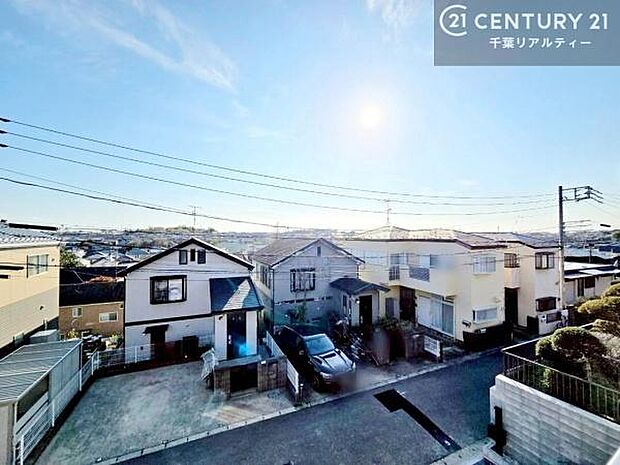 落ち着きある住宅街です!周囲には高い建物がなく、空が広く開放感があり、陽当たりを大きく遮られることもありません!気持ちの良い風が通り抜ける街並みです!
