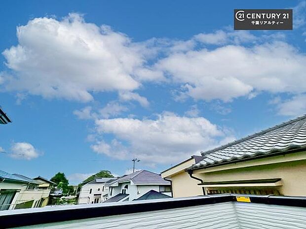 晴れた日には青い空を見渡せる開放的な時間を楽しめます。気持ちの良い風が通り抜ける街並みです!