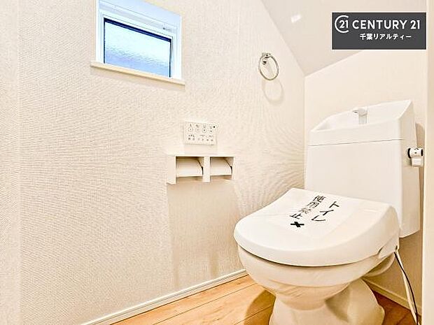 1・2階にトイレがございます!朝の忙しい時間帯も待たずにすみそうですね。白を基調とした清潔感のあるトイレでお手入れがしやすいです!