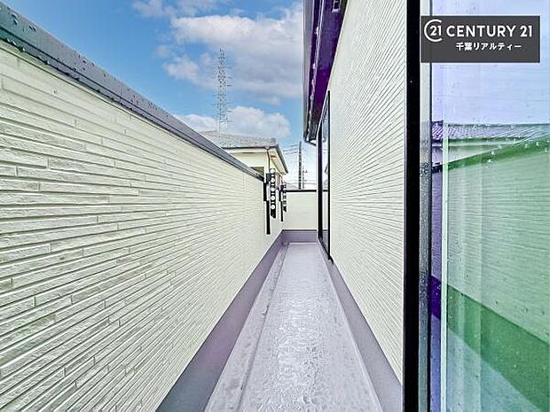 陽当たりの良いバルコニーで、お洗濯物もよく乾きそうですね!お天気の良い日にはバルコニーへ出てリフレッシュするのも気持ちよさそうです。