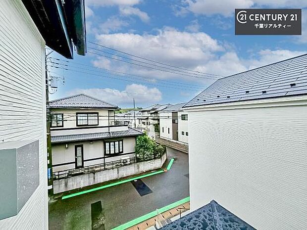 落ち着きある住宅街です!周囲には高い建物がなく、空が広く開放感があり、陽当たりを大きく遮られることもありません!気持ちの良い風が通り抜ける街並みです!