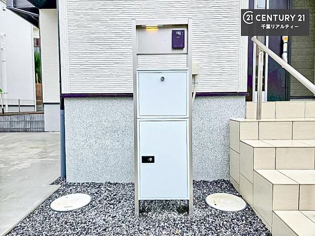 宅配ボックス付き!不在時でも荷物が受け取れるので再配達の手間がなくなります!時間指定も気にせず受け取れて便利!