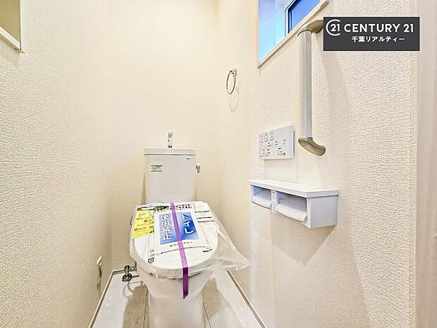 清潔感のある色味のお手洗いです!さわやかでスッキリする空間です!白を基調としているので、お手入れがしやすいトイレです!