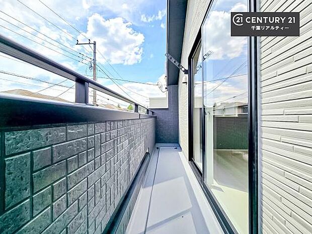 陽当たりの良いバルコニーで、お洗濯物もよく乾きそうですね!お天気の良い日にはバルコニーへ出てリフレッシュするのも気持ちよさそうです。