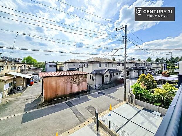 眺望良好なバルコニー。お天気のいい日にはバルコニーへでてリフレッシュするのもいいですね!