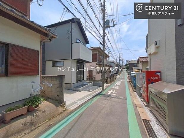 落ち着いた街並みが広がる閑静な住宅街に位置し、穏やかで心安らぐ暮らしを叶える住環境です。