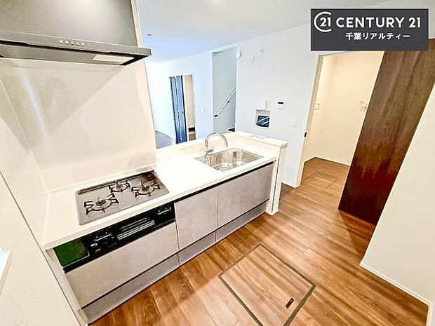 大人気の対面式システムキッチンを採用しています！ご家族のコミュニケーションが自然と増える設計です。お子様にも目が届くので嬉しいですね！広々使えて快適で作業が進みます。
