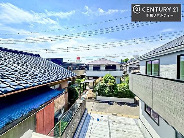 晴れた日には青い空を見渡せる開放的な時間を楽しめます。気持ちの良い風が通り抜ける街並みです！