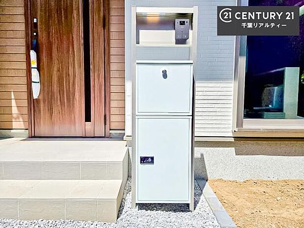 ポスト一体型宅配ボックス！玄関周りをすっきり見せつつ、再配達のストレスなく荷物を確実に受け取れる点が最大の特徴です。防犯性が高く、大型メール便にも対応可能！