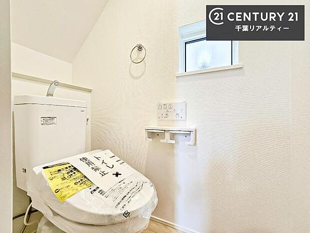 1・2階にトイレがございます!朝の忙しい時間帯も待たずにすみそうですね。白を基調とした清潔感のあるトイレでお手入れがしやすいです!