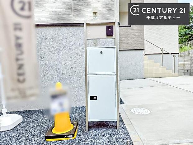 ポスト一体型宅配ボックス!玄関周りをすっきり見せつつ、再配達のストレスなく荷物を確実に受け取れる点が最大の特徴です。防犯性が高く、大型メール便にも対応可能!