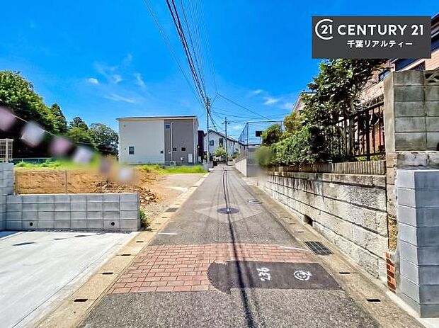 落ち着いた街並みが広がる閑静な住宅街に位置し、穏やかで心安らぐ暮らしを叶える住環境です。