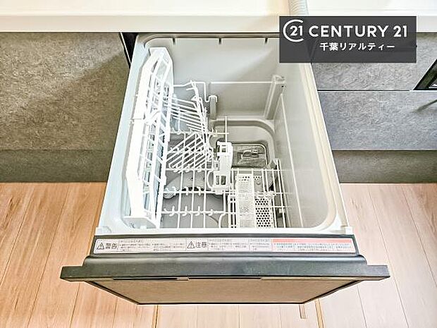 食洗機付きのキッチンです!忙しい時や手荒れ防止として大変活躍する便利な仕様です!ビルトインなのでキッチンの場所を取らず調理スペースを広く使うことが出来ます!