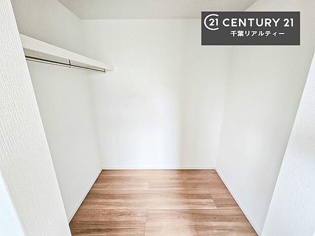 ウォークインクローゼット付きです。たくさんのお洋服などを収納しておけそうですね!他にも扇風機や加湿器など季節物の大きな家電も収納できます!
