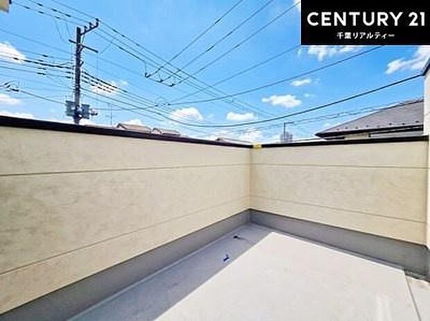 陽当たり良好なバルコニーです！晴れた日には青い空を見渡せる開放的な時間を楽しめます。