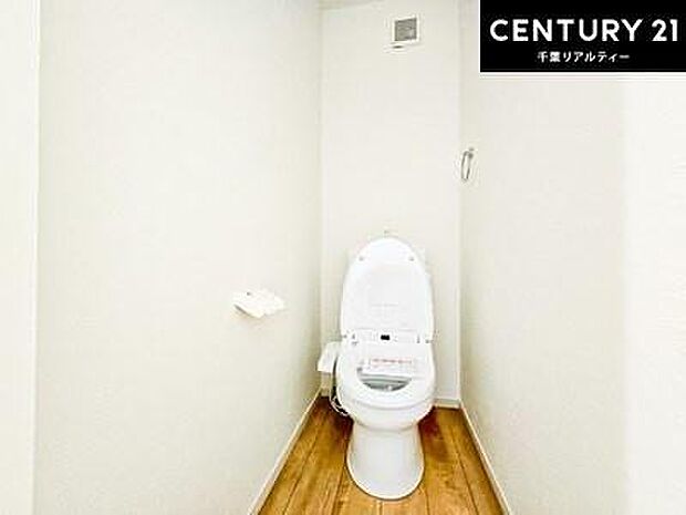 清潔感のある色味のお手洗いです！さわやかでスッキリする空間です！白を基調としているので、お手入れがしやすいトイレです！