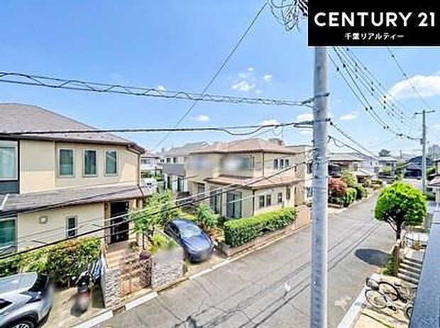 晴れた日には青い空を見渡せる開放的な時間を楽しめます。気持ちの良い風が通り抜ける街並みです！