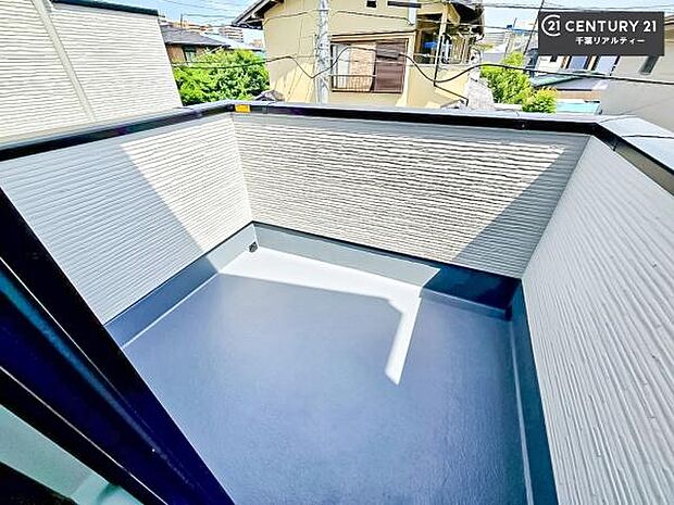 広々としたバルコニーで一日の始まりをスタート!お洗濯ものをたっぷり気持ちよく干せます!