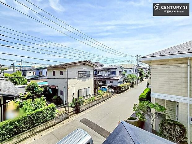 晴れた日には青い空を見渡せる開放的な時間を楽しめます。気持ちの良い風が通り抜ける街並みです!