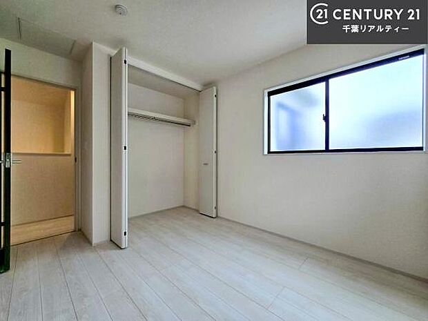 優しい光が差し込む洋室は、朝の目覚めも気持ちが良さそうですね。おうち時間もゆったりと過ごすことができます。優しい色合いのフローリングがどんな家具にもマッチします!