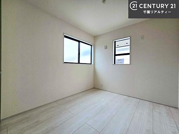 掃き出し窓がないお部屋は、お子様のお部屋としても安心です!収納スペースも充実しているので散らかったお部屋をサッと片付けられます!
