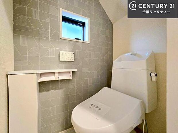 1・2階にトイレがございます!朝の忙しい時間帯も待たずにすみそうですね。白を基調とした清潔感のあるトイレでお手入れがしやすいです!