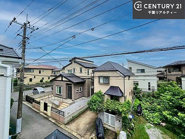 落ち着きある住宅街です!周囲には高い建物がなく、空が広く開放感があり、陽当たりを大きく遮られることもありません!気持ちの良い風が通り抜ける街並みです!