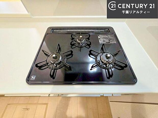 コンロは三口あるのでお料理の同時進行ができます。もちろんグリル付きです。調理スペースも広々している為作業がしやすい!使い勝手が良いシステムキッチンです!