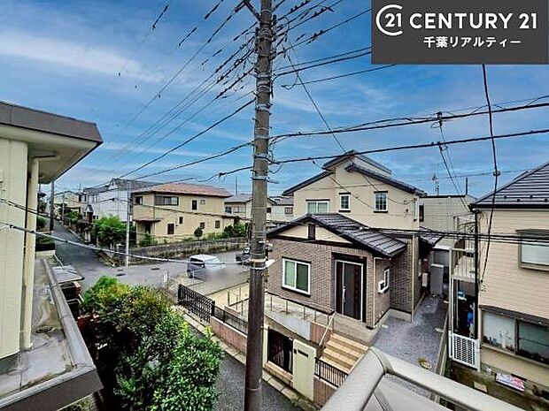 落ち着きある住宅街です!周囲には高い建物がなく、空が広く開放感があり、陽当たりを大きく遮られることもありません!気持ちの良い風が通り抜ける街並みです!
