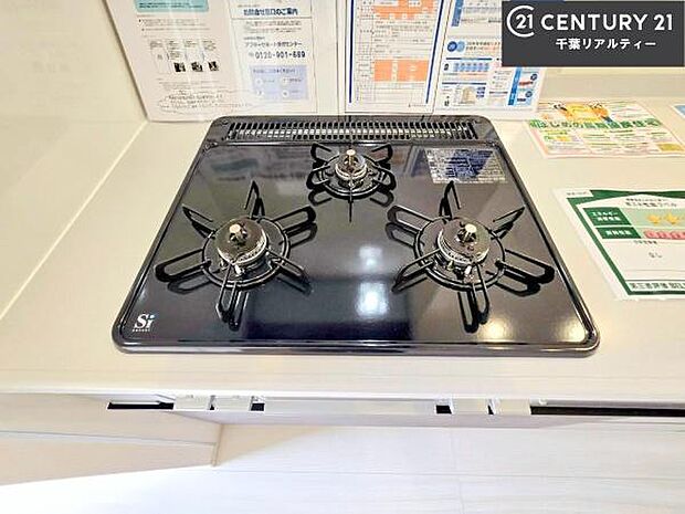 コンロは三口あるのでお料理の同時進行ができます。もちろんグリル付きです。調理スペースも広々している為作業がしやすい！使い勝手が良いシステムキッチンです！