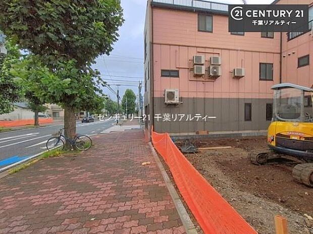 前面道路は、歩道があり安心です！車も出やすく安心！