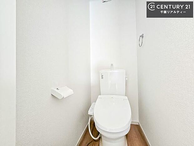 1・2階にトイレがございます！朝の忙しい時間帯も待たずにすみそうですね。白を基調とした清潔感のあるトイレでお手入れがしやすいです！