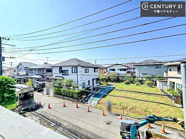 晴れた日には青い空を見渡せる開放的な時間を楽しめます。気持ちの良い風が通り抜ける街並みです！