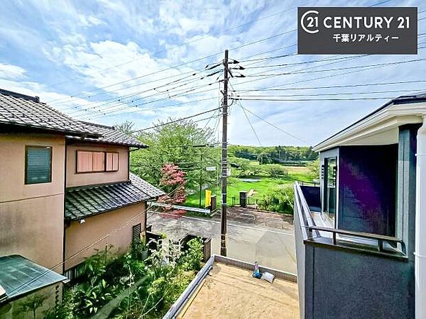 眺望良好なバルコニー。お天気のいい日にはバルコニーへでてリフレッシュするのもいいですね!