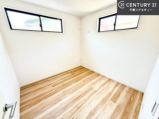 掃き出し窓がないお部屋は、お子様のお部屋としても安心です！収納スペースも充実しているので散らかったお部屋をサッと片付けられます！