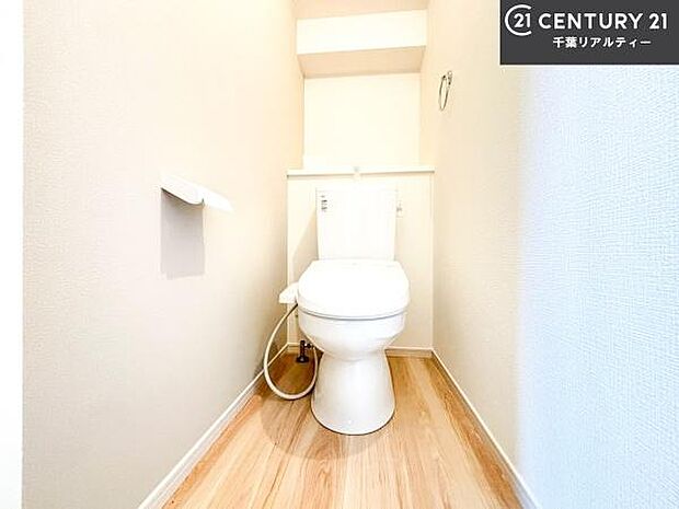 1・2階にトイレがございます！朝の忙しい時間帯も待たずにすみそうですね。白を基調とした清潔感のあるトイレでお手入れがしやすいです！