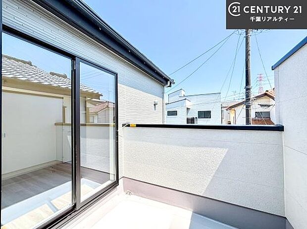 落ち着きある住宅街です！周囲には高い建物がなく、空が広く開放感があり、陽当たりを大きく遮られることもありません！気持ちの良い風が通り抜ける街並みです！