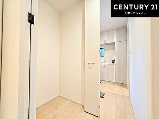 玄関収納が充実しているので、玄関周りがスッキリ片付き来客時に靴の置き場に困りません!