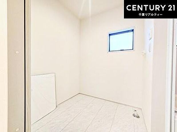 ランドリルーム付き!雨の日や花粉の時期は室内干し対応!ラックを置いてゆとりある脱衣所にもなる便利な居室!