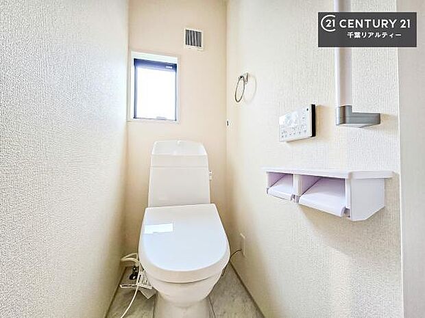 1・2階にトイレがございます!朝の忙しい時間帯も待たずにすみそうですね。白を基調とした清潔感のあるトイレでお手入れがしやすいです!