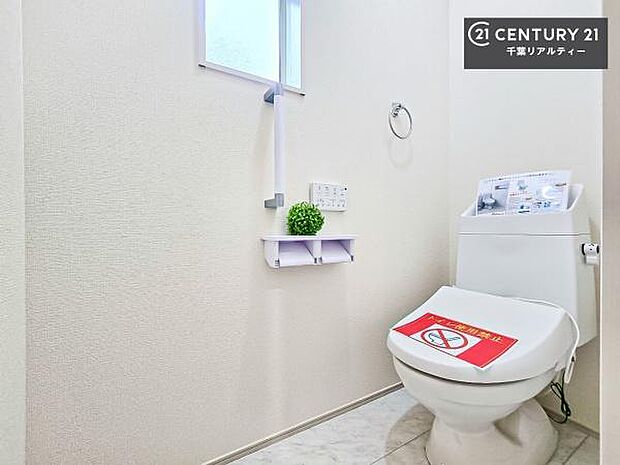 1・2階にトイレがございます！朝の忙しい時間帯も待たずにすみそうですね。白を基調とした清潔感のあるトイレでお手入れがしやすいです！