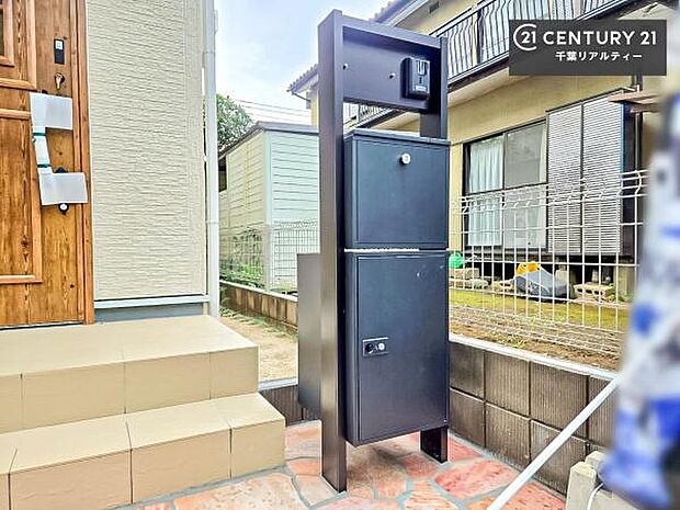 ポスト一体型宅配ボックス！玄関周りをすっきり見せつつ、再配達のストレスなく荷物を確実に受け取れる点が最大の特徴です。防犯性が高く、大型メール便にも対応可能！