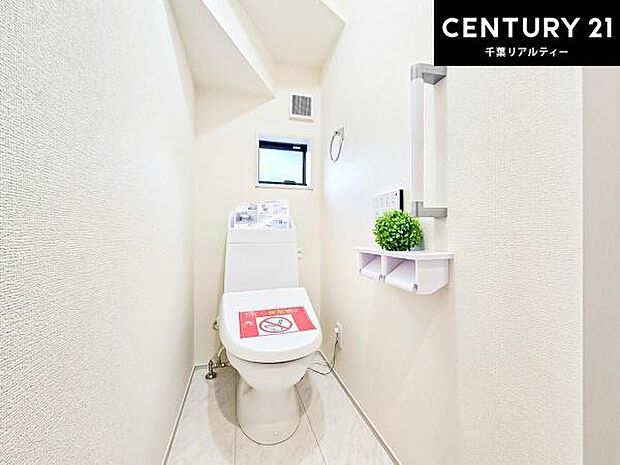 1・2階にトイレがございます!朝の忙しい時間帯も待たずにすみそうですね。白を基調とした清潔感のあるトイレでお手入れがしやすいです!