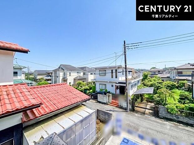 晴れた日には青い空を見渡せる開放的な時間を楽しめます。気持ちの良い風が通り抜ける街並みです!