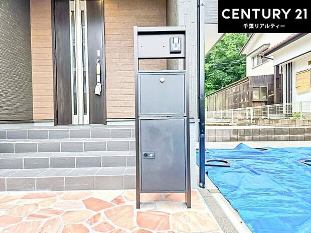 ポスト一体型宅配ボックス!玄関周りをすっきり見せつつ、再配達のストレスなく荷物を確実に受け取れる点が最大の特徴です。防犯性が高く、大型メール便にも対応可能!