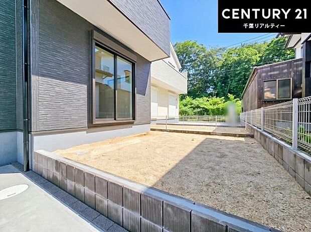 広々としたお庭付き。ガーデニングや家庭菜園など、ご家族それぞれのライフスタイルに合わせてお楽しみいただける魅力的な空間です。