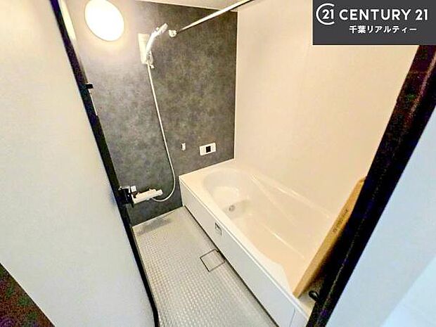 落ち着きある大人の雰囲気のバスルームは、味が出ていてバスタイムが充実!お仕事頑張っているご褒美にお好みの香りの入浴剤を入れて、楽しんでみてはいかがでしょうか?