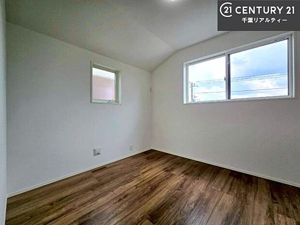 掃き出し窓がないお部屋は、お子様のお部屋としても安心です!収納スペースも充実しているので散らかったお部屋をサッと片付けられます!