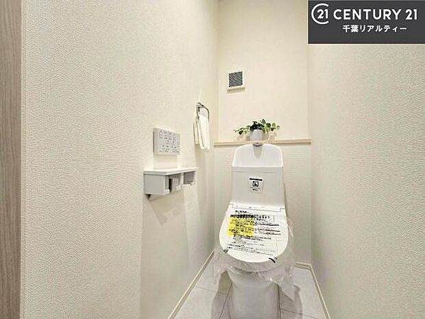1・2階にトイレがございます!朝の忙しい時間帯も待たずにすみそうですね。白を基調とした清潔感のあるトイレでお手入れがしやすいです!